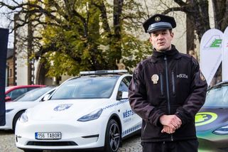 Táborští strážníci místo Octavie pořídili Teslu. Elektromobilita už jim ušetřila stovky tisíc korun